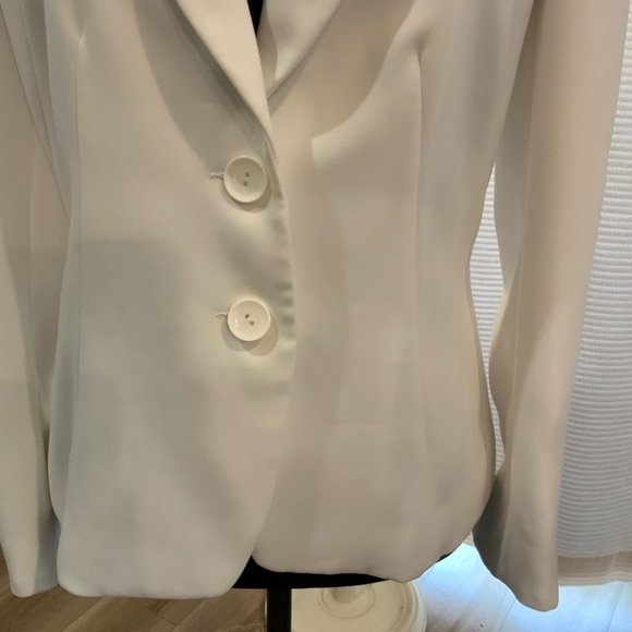 White Blazer bought in boutique. - Picture 3 of 10